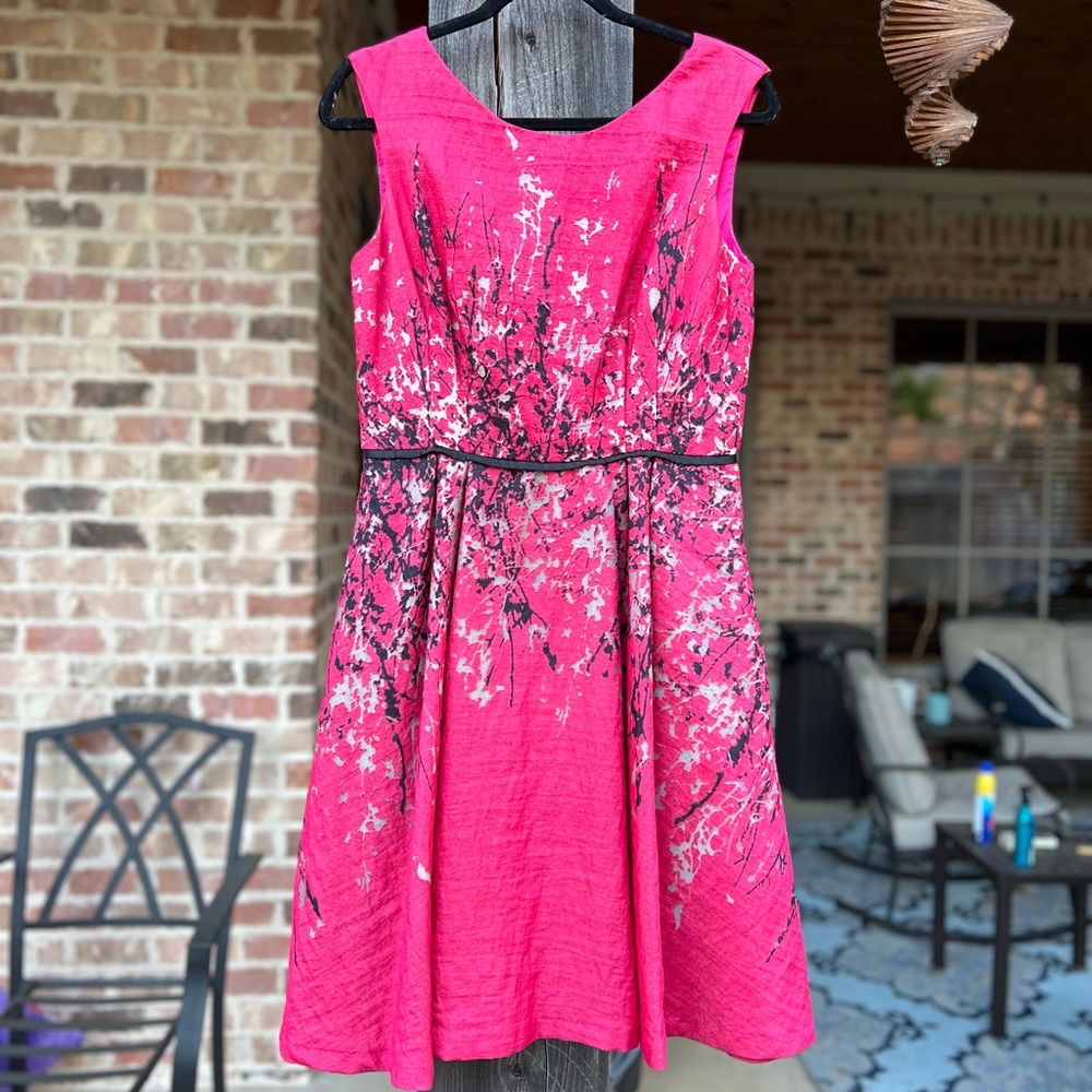 Donna Ricco. Beautiful dress! Lined w/ pockets! Red w/ floral pattern. Size 8.